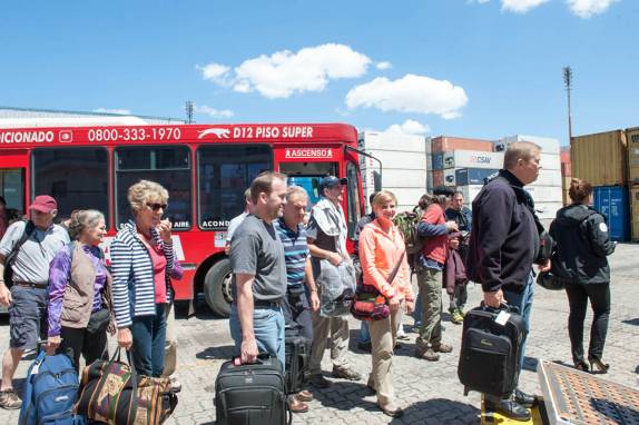 O grupo chega de ônibus ao ancoradouro do Sea Spirit, no porto de Buenos Aires, na Argentina (foto de Vladimir Seliverstov)